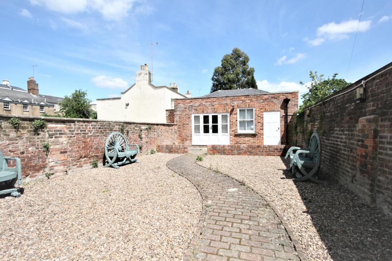 Albion Street Serviced Apartments Cheltenham Bagian luar foto